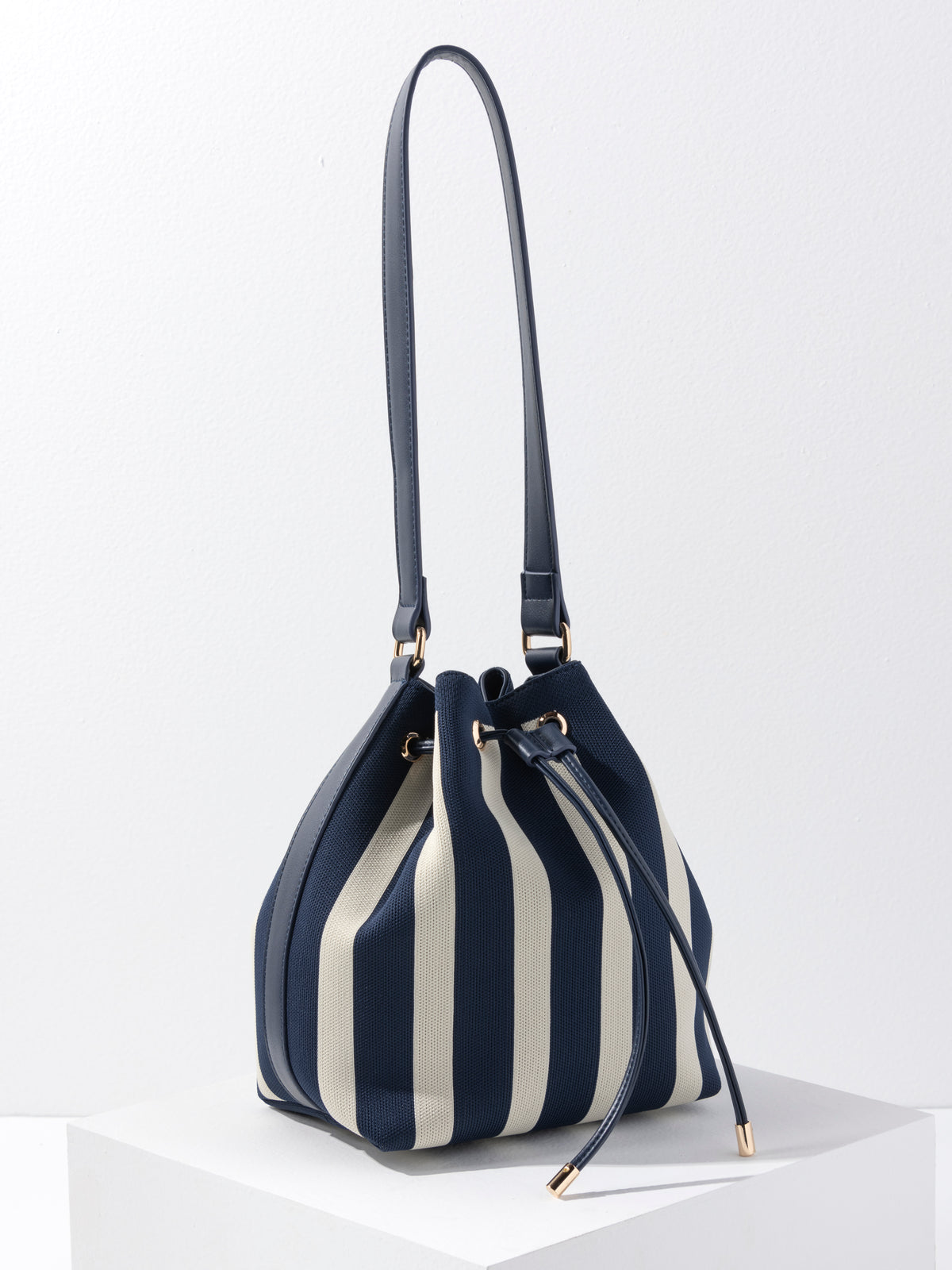 ISLA BUCKET BAG