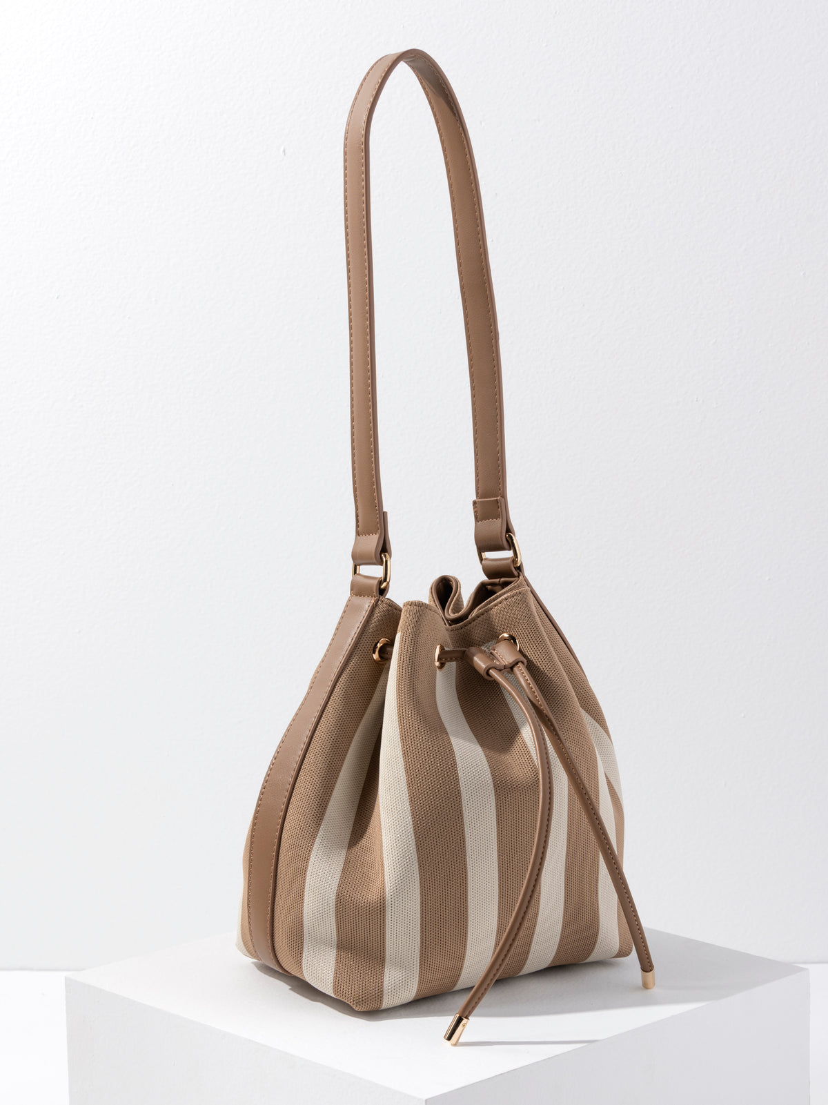 ISLA BUCKET BAG