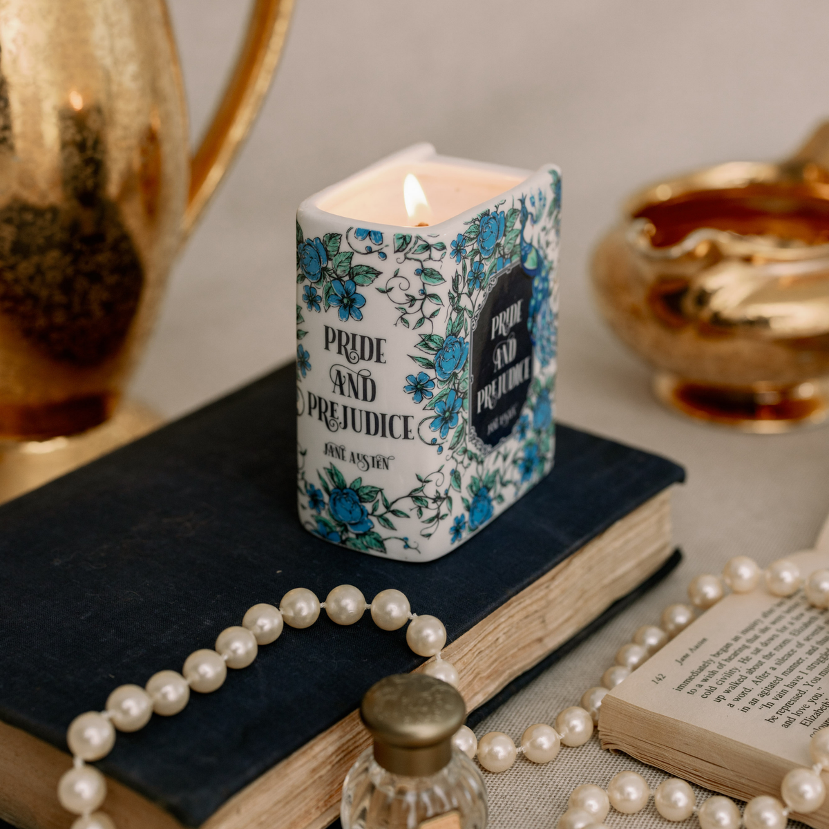 BOOK CANDLE PRIDE & PREJUDICE