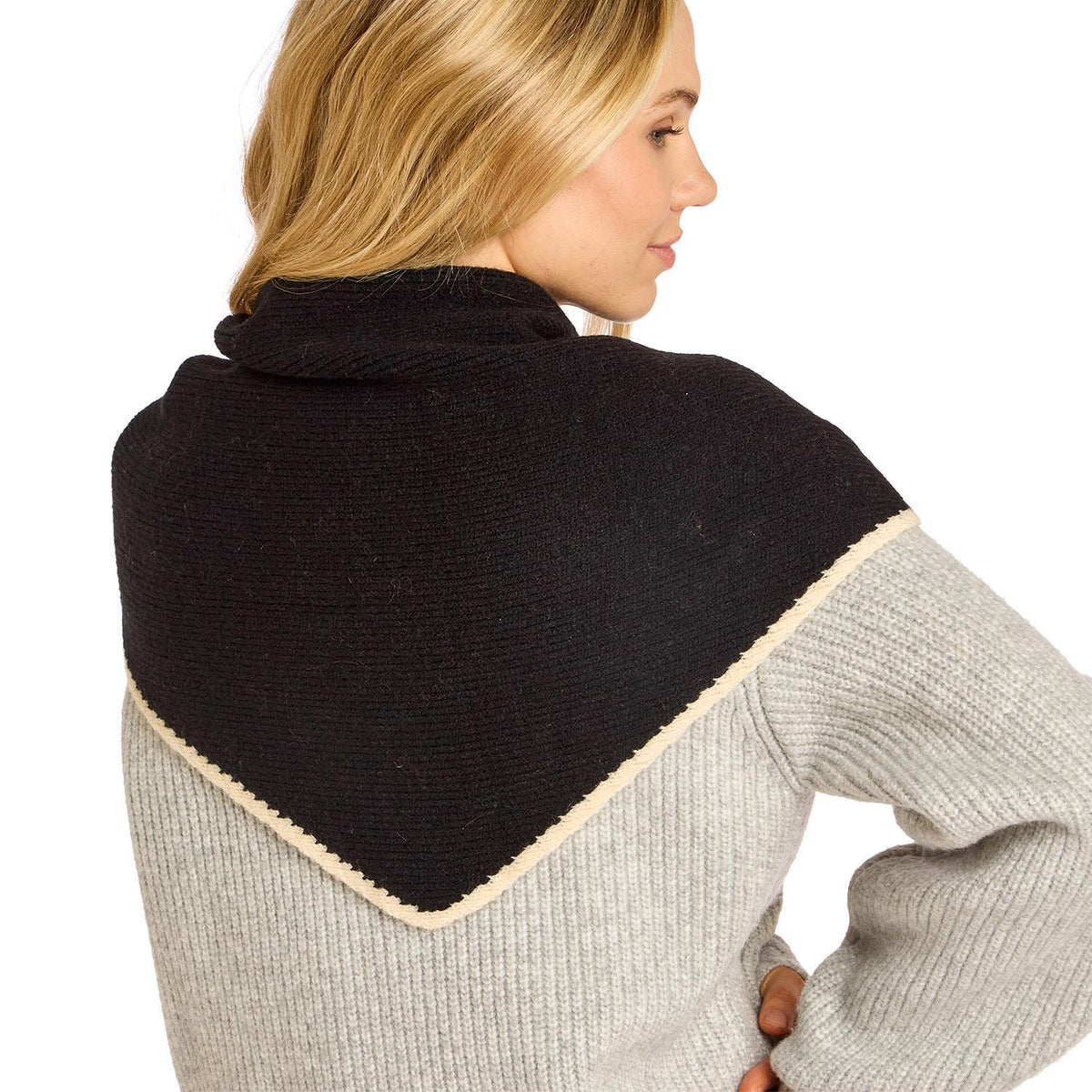 TRIANGLE SCARF