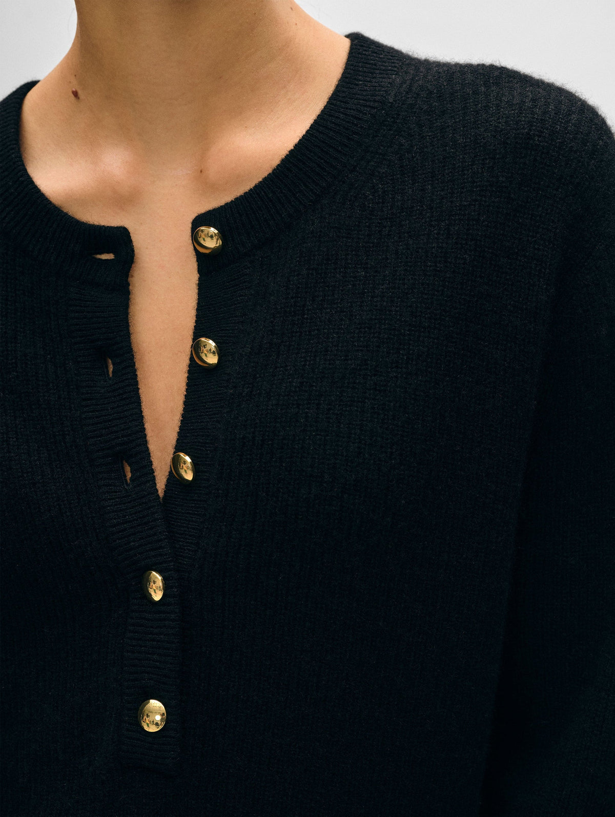 CASHMERE RIBBED GOLD BUTTON HENLEY