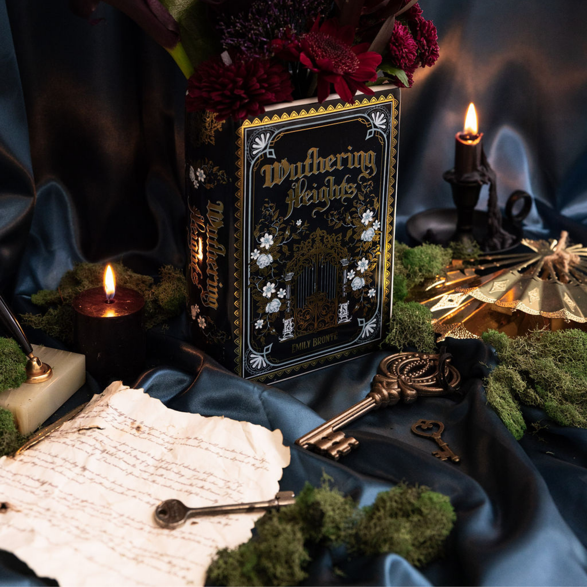 LARGE BOOK VASE WUTHERING HEIGHTS