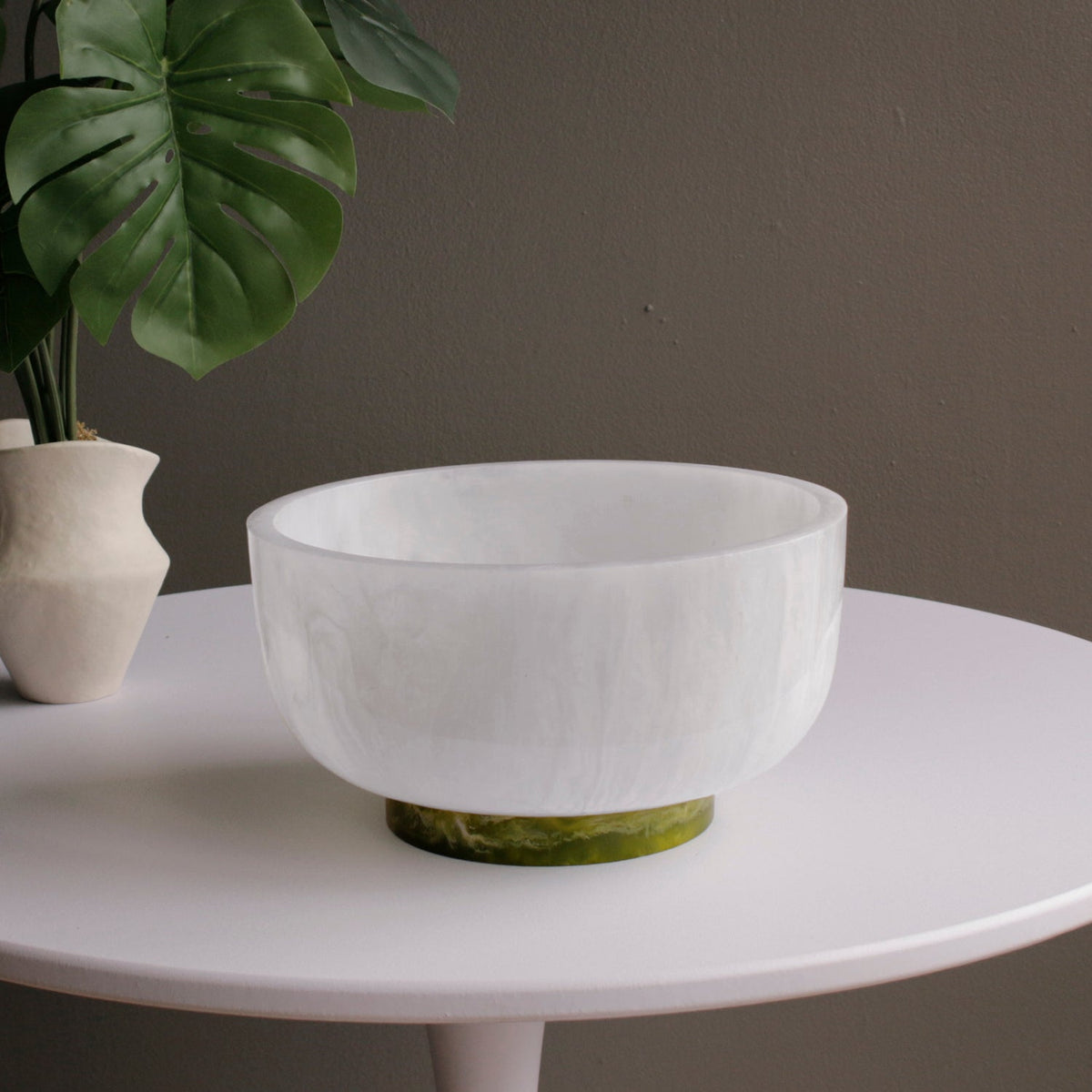 RESIN RIO LARGE BOWL W BASE WHT/GREEN