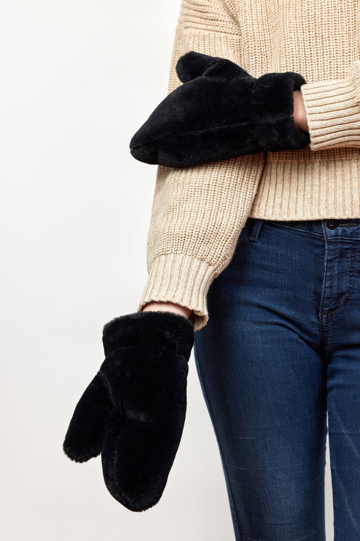 FAUX FUR MITTEN