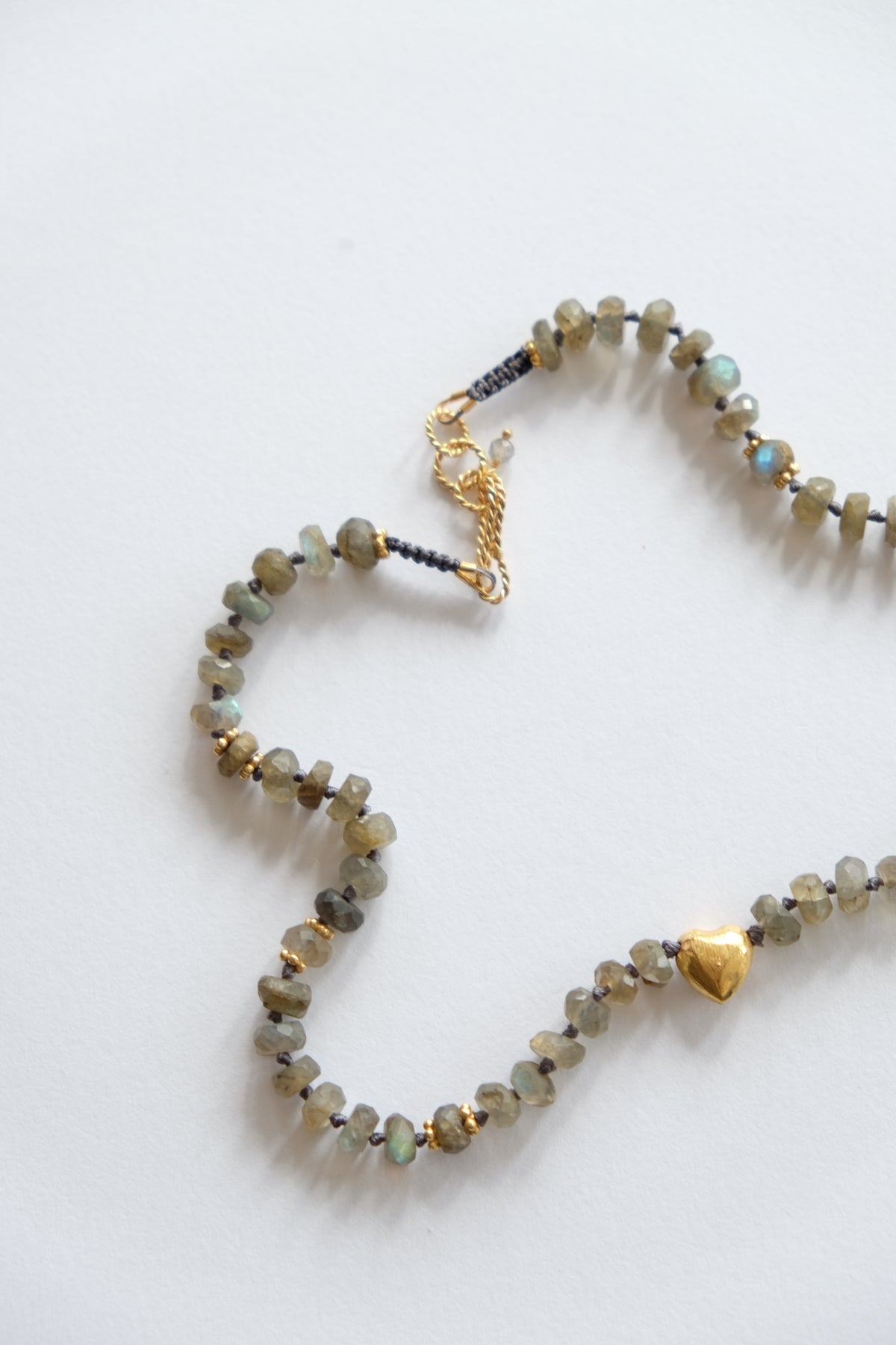 VISNA SMALLL HEART NECKLACE LABRADORITE