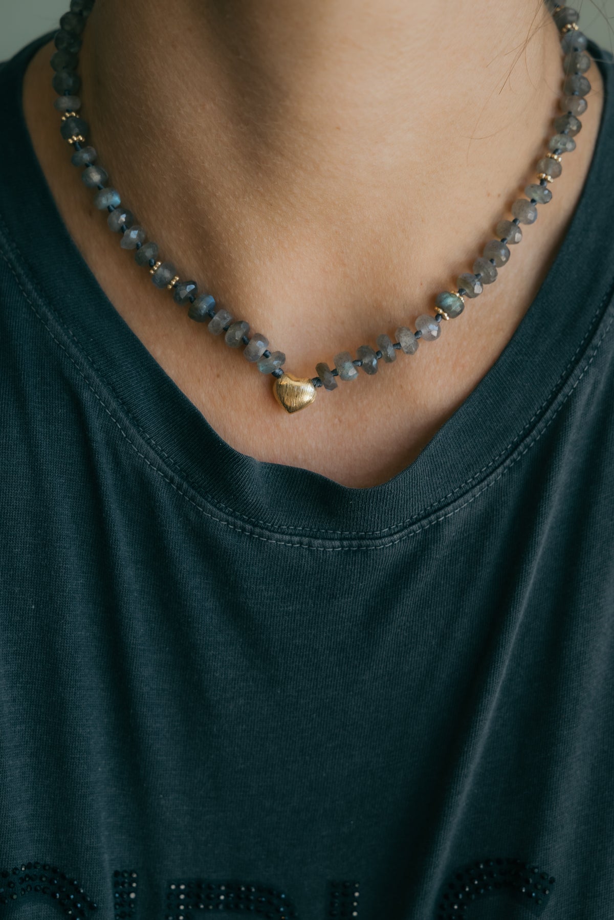 VISNA SMALLL HEART NECKLACE LABRADORITE