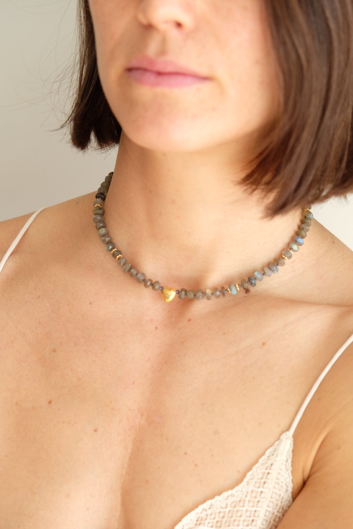 VISNA SMALLL HEART NECKLACE LABRADORITE