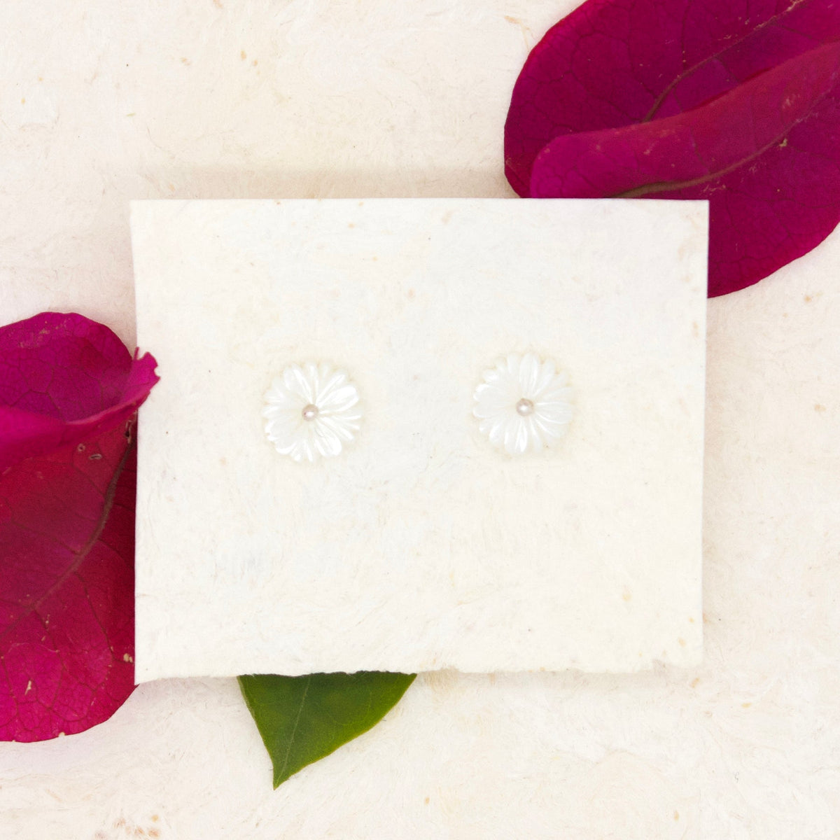 SWEET FLOWER STUD WHITE