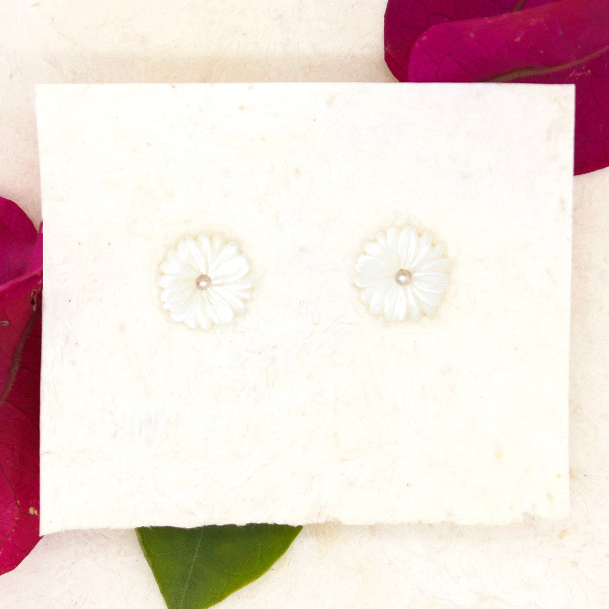 SWEET FLOWER STUD WHITE