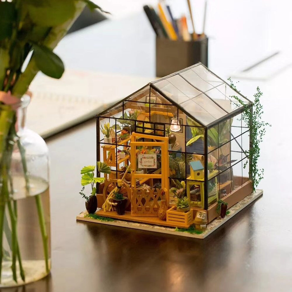 DIY MINI DOLLHOUSE