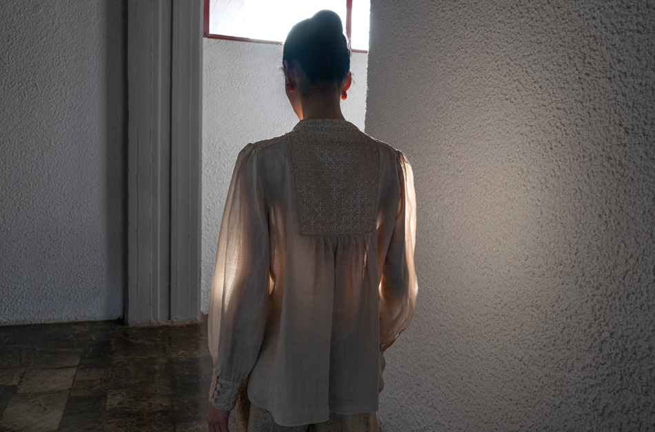 LS SLIT NECK BLOUSE