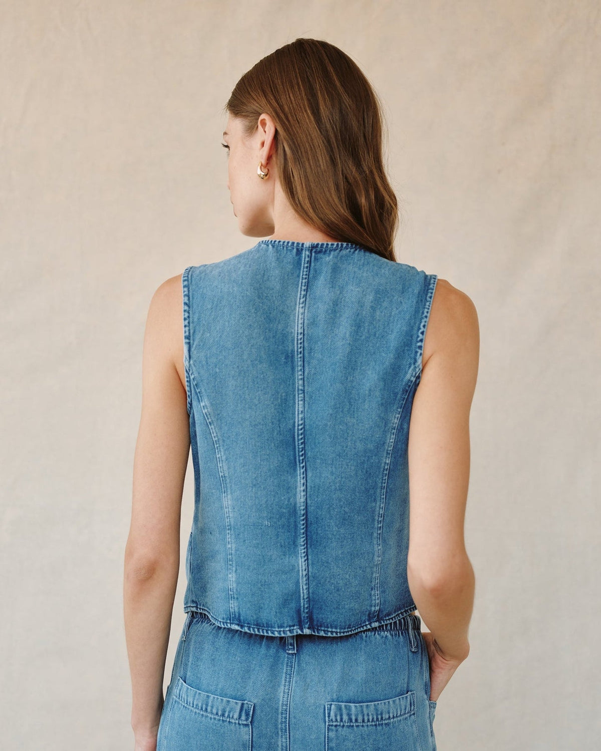 HIGH NECK FITTED VEST