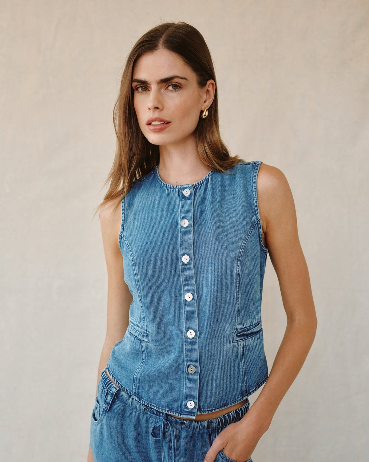 HIGH NECK FITTED VEST