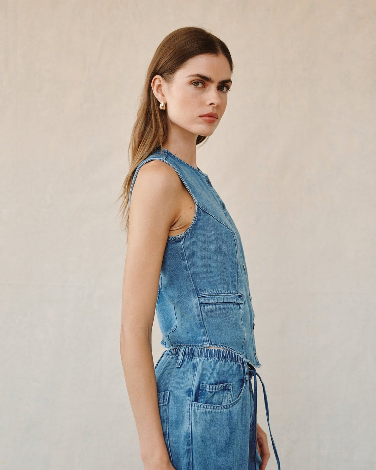 HIGH NECK FITTED VEST