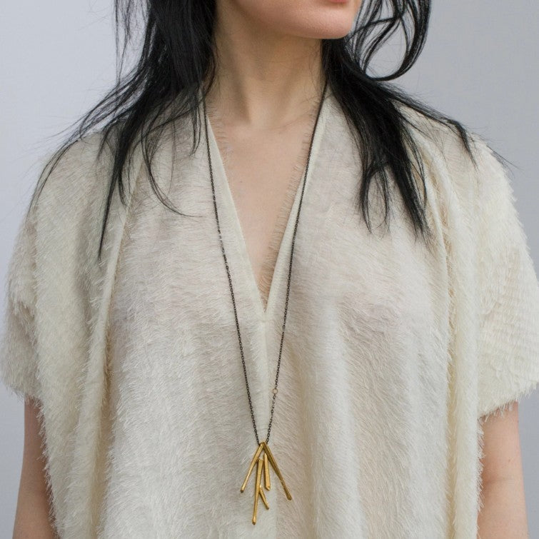 ADJUSTABLE CUARZO BURST PENDANT BRASS