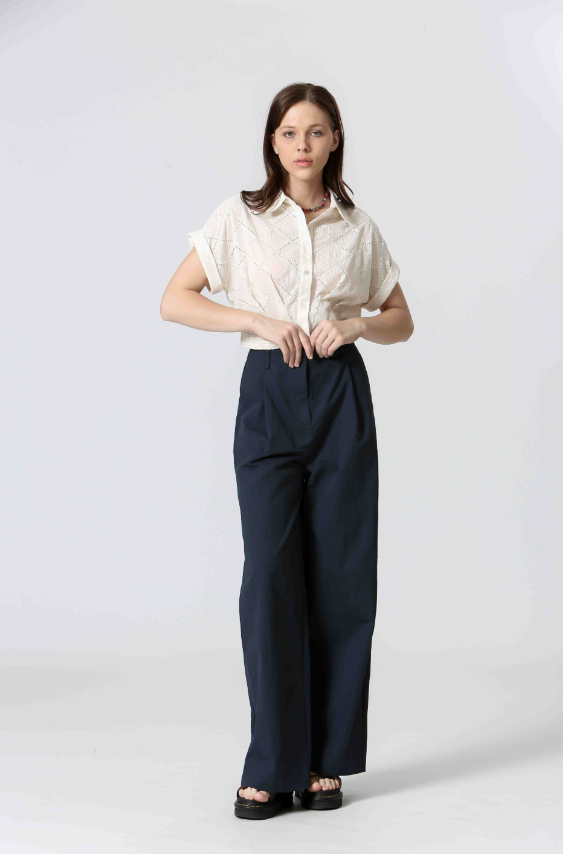 EYELET TOP