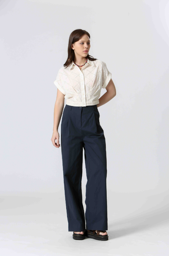 EYELET TOP