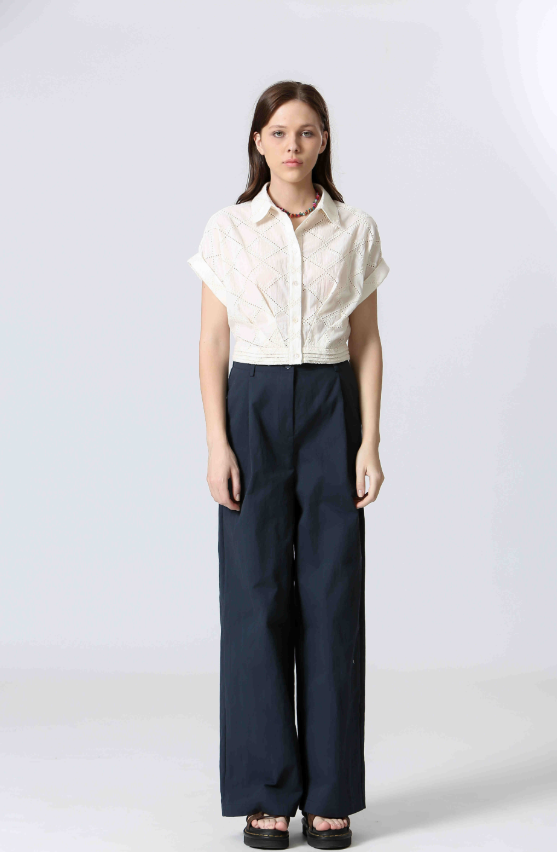 EYELET TOP