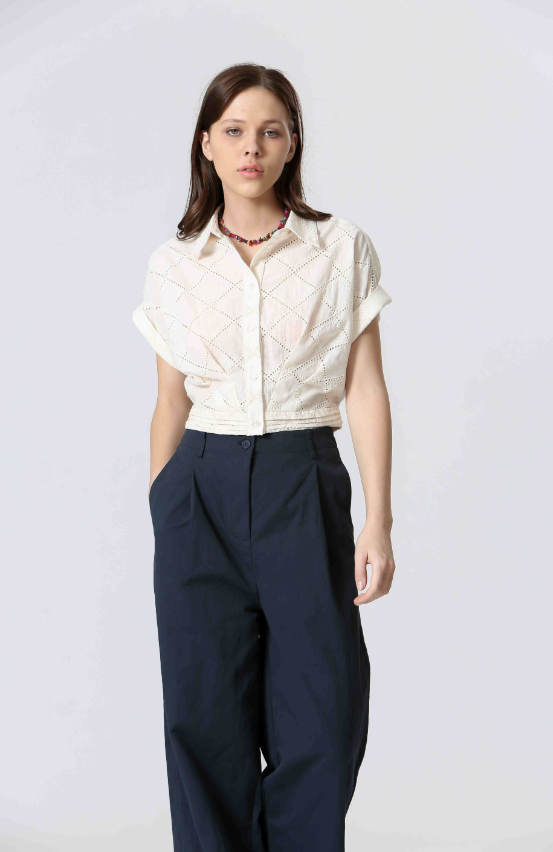 EYELET TOP