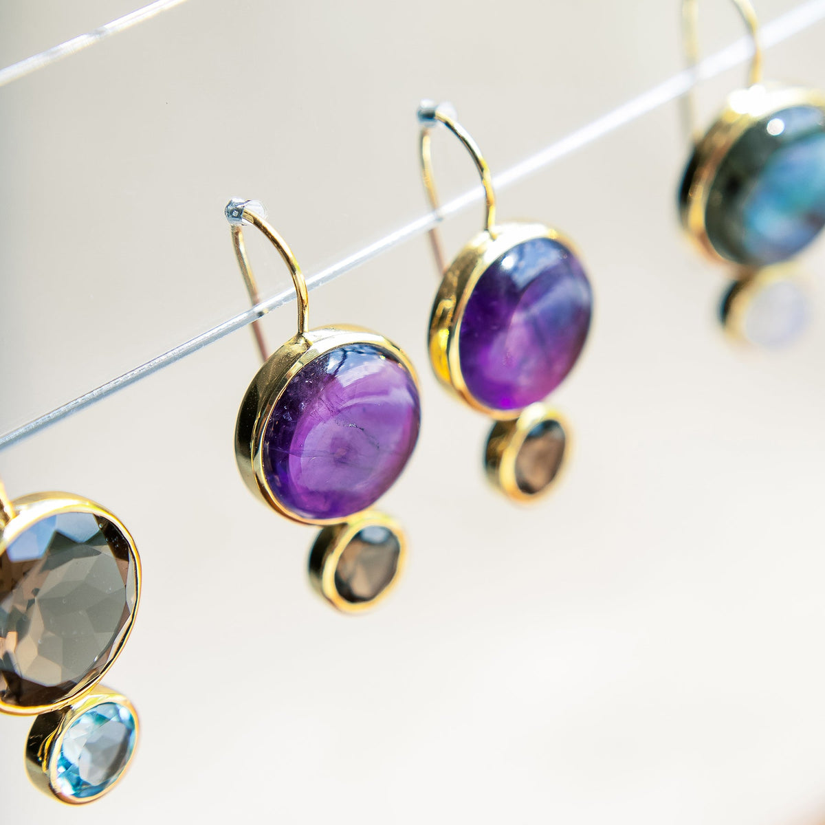 COLORBLOCK EARRING AMETHYST/SMOKEY TOPAZ