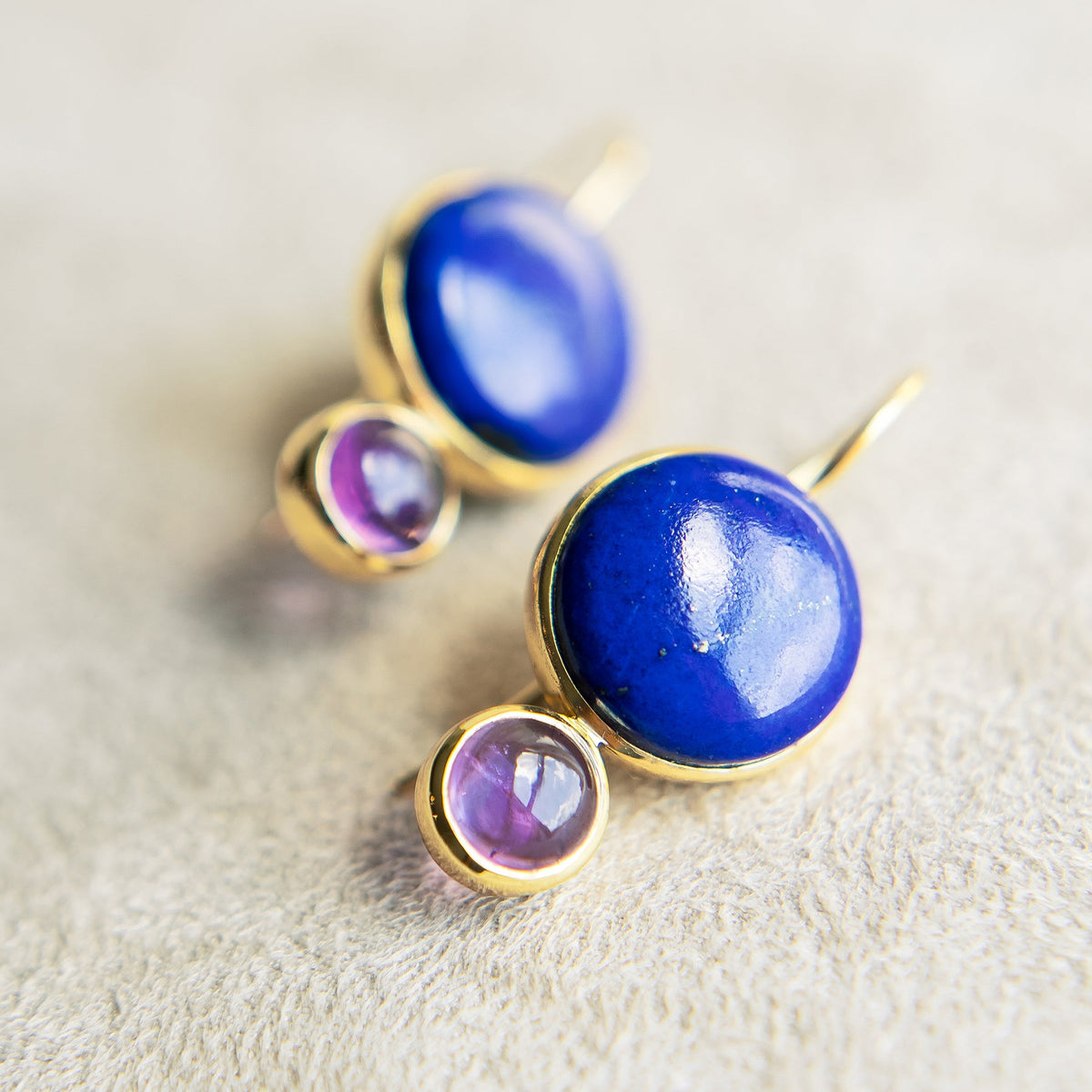 COLORBLOCK EARRING LAPIS/AMETHYST