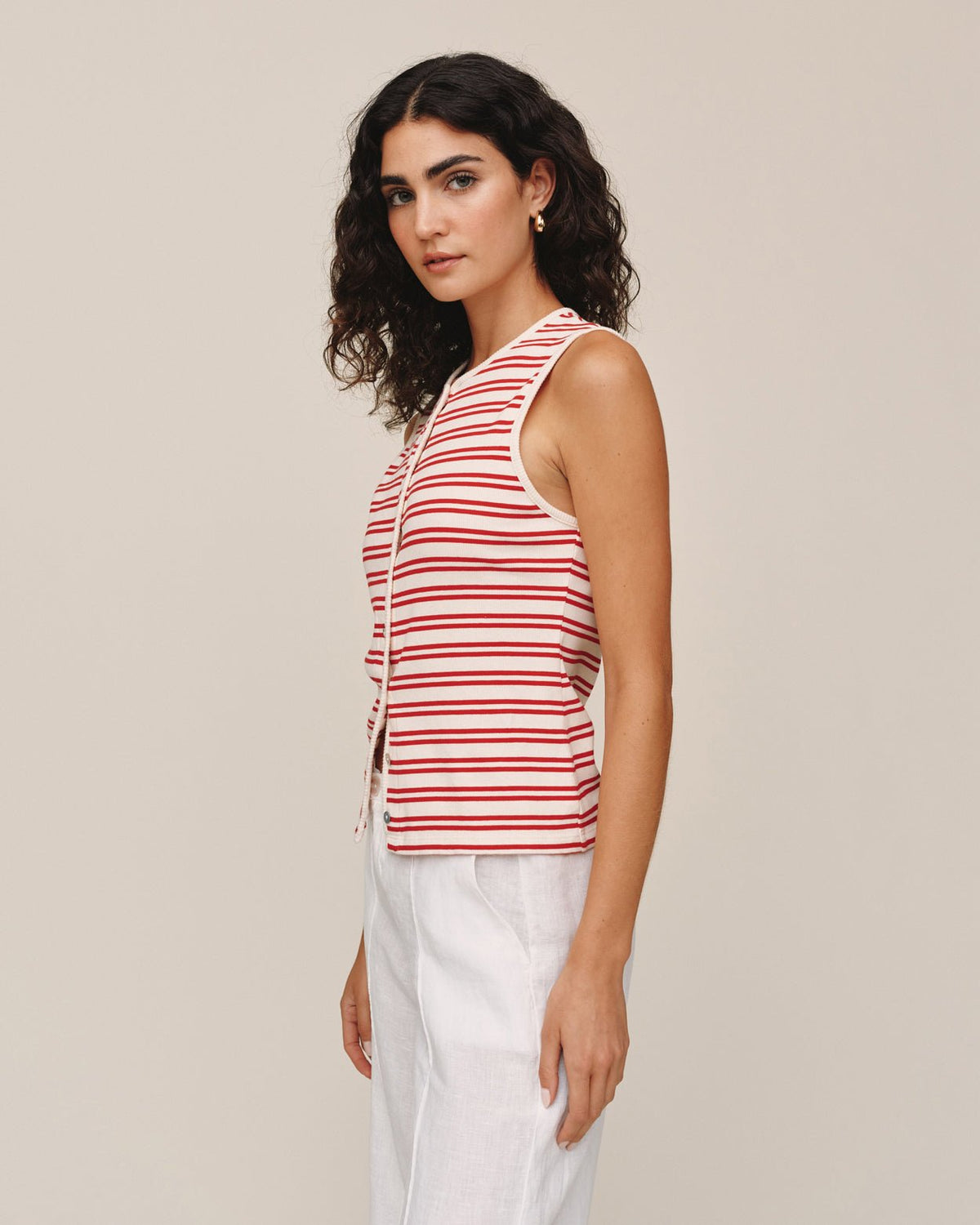 SLEEVELESS FITTED BUTTON DOWN TOP