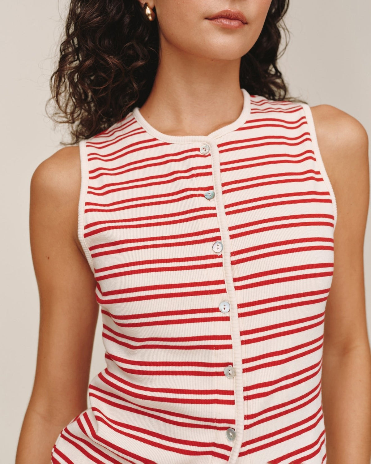 SLEEVELESS FITTED BUTTON DOWN TOP