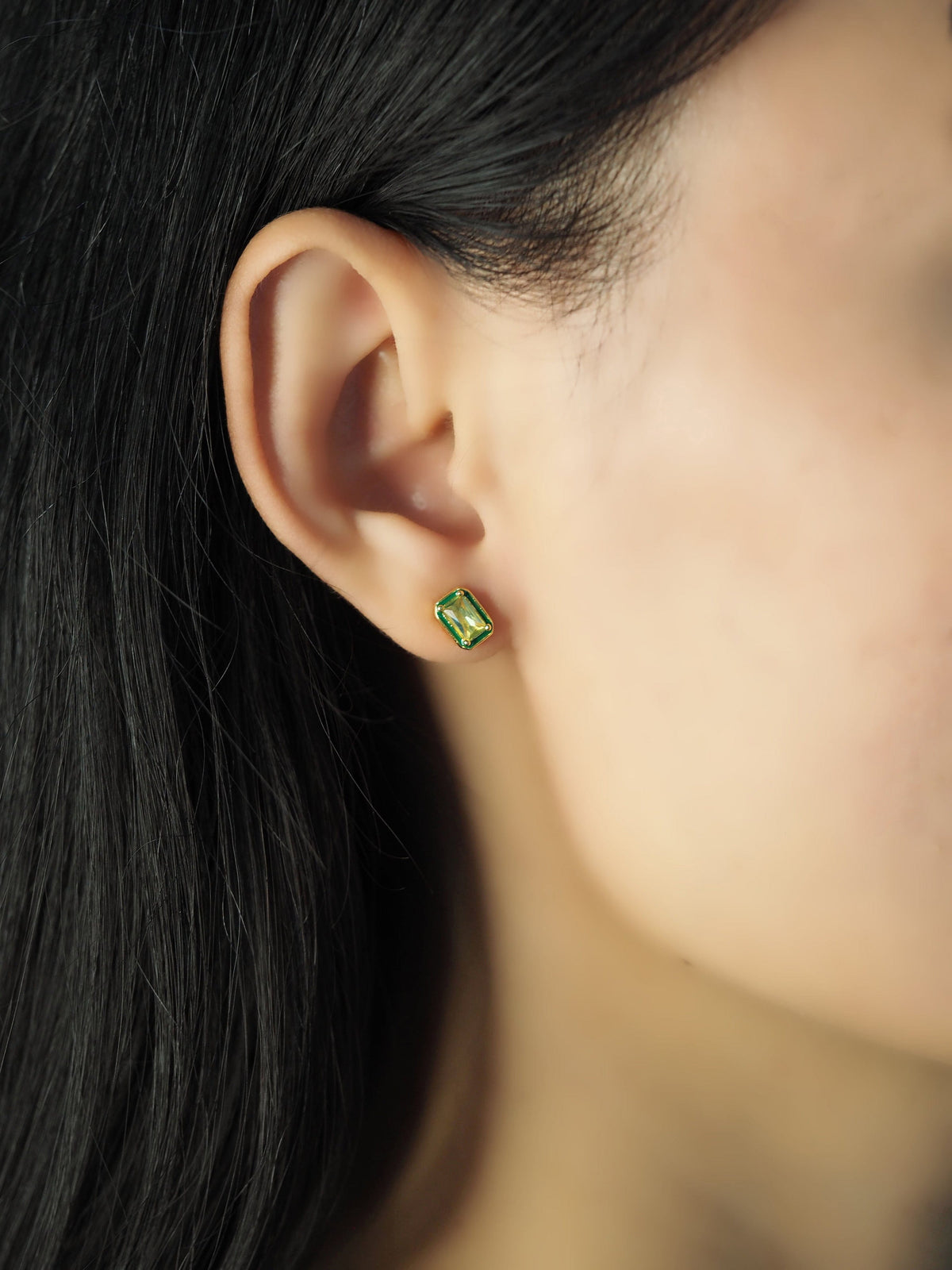 GREEN RECT GLASS POST EARRING