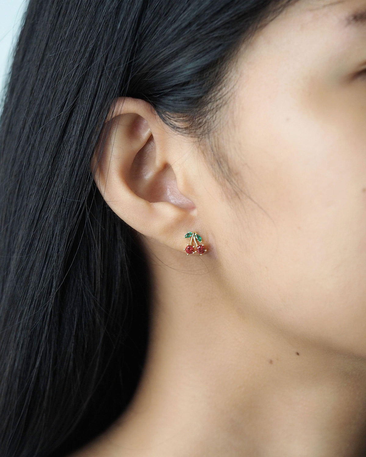 WHIMSICAL DAISY STUD WHITE