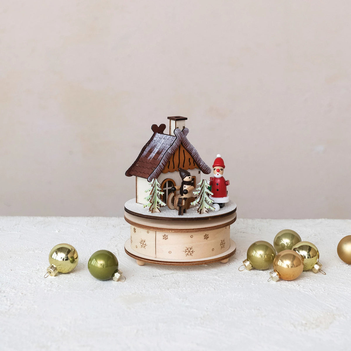 SANTA&#39;S COTTAGE MUSIC BOX